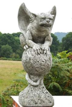 Gargoyle GAVIN auf Kugel | Fiona Scott © | Pheeberts Statuary